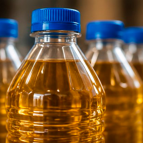 Garrafas transparentes com óleo de cozinha usado, prontas para reciclagem