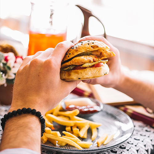 Cozinha de fast food com fritadeira industrial em operação